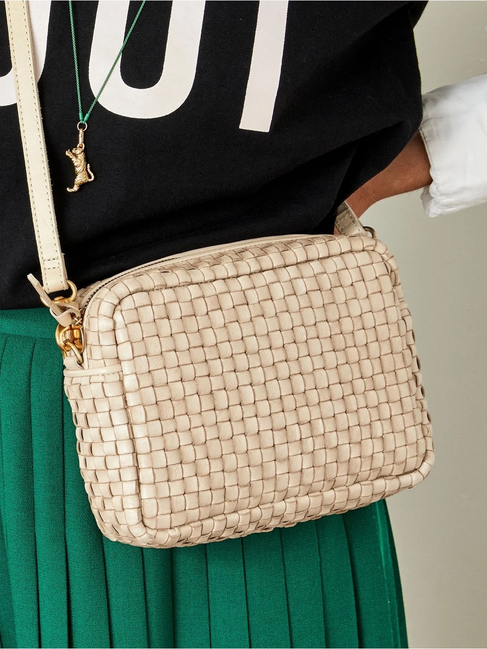 Clare V. MIDI sac Woven Crossbody Bag in Beige